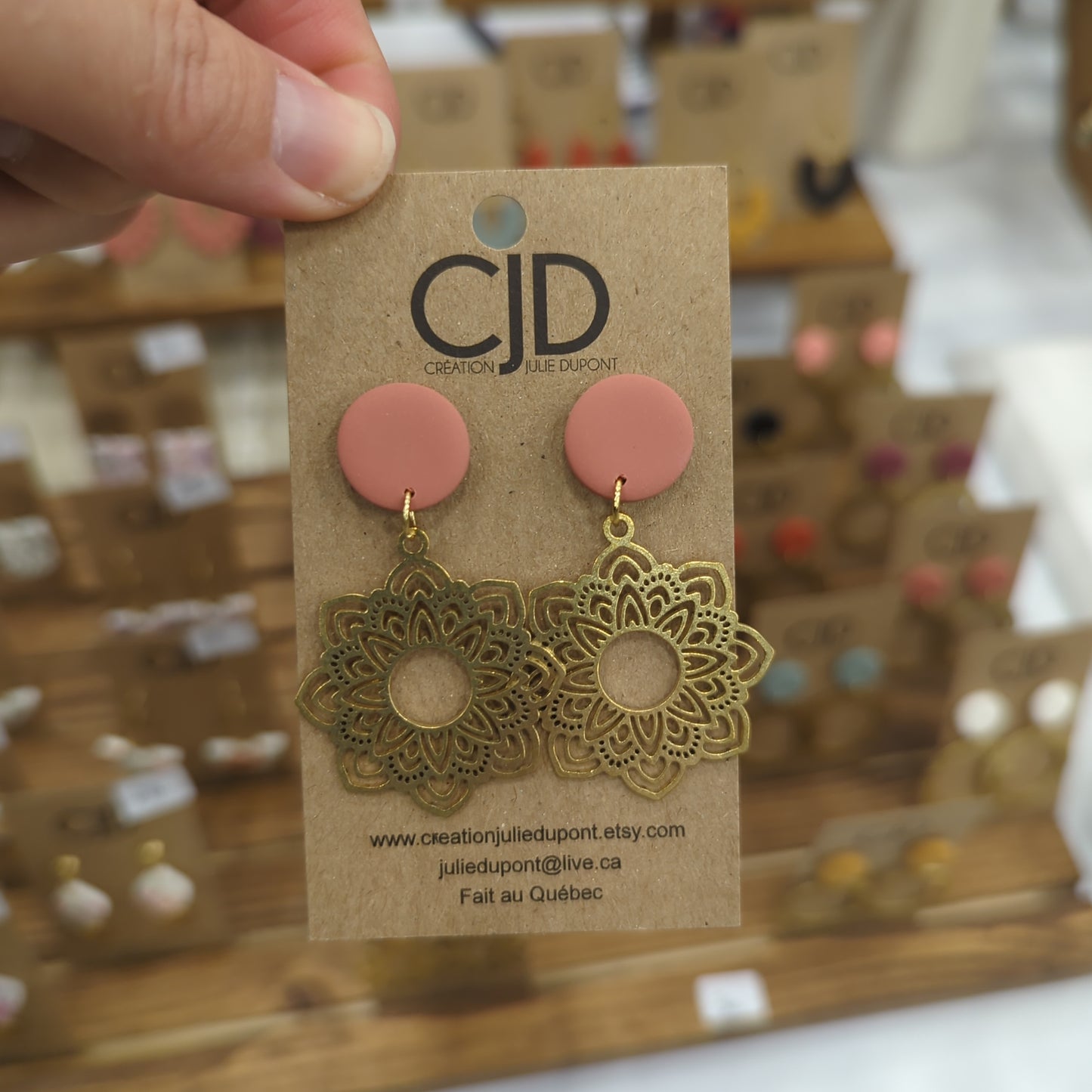 Stud en argile et pendentif mandala en laiton ( BO-1808)