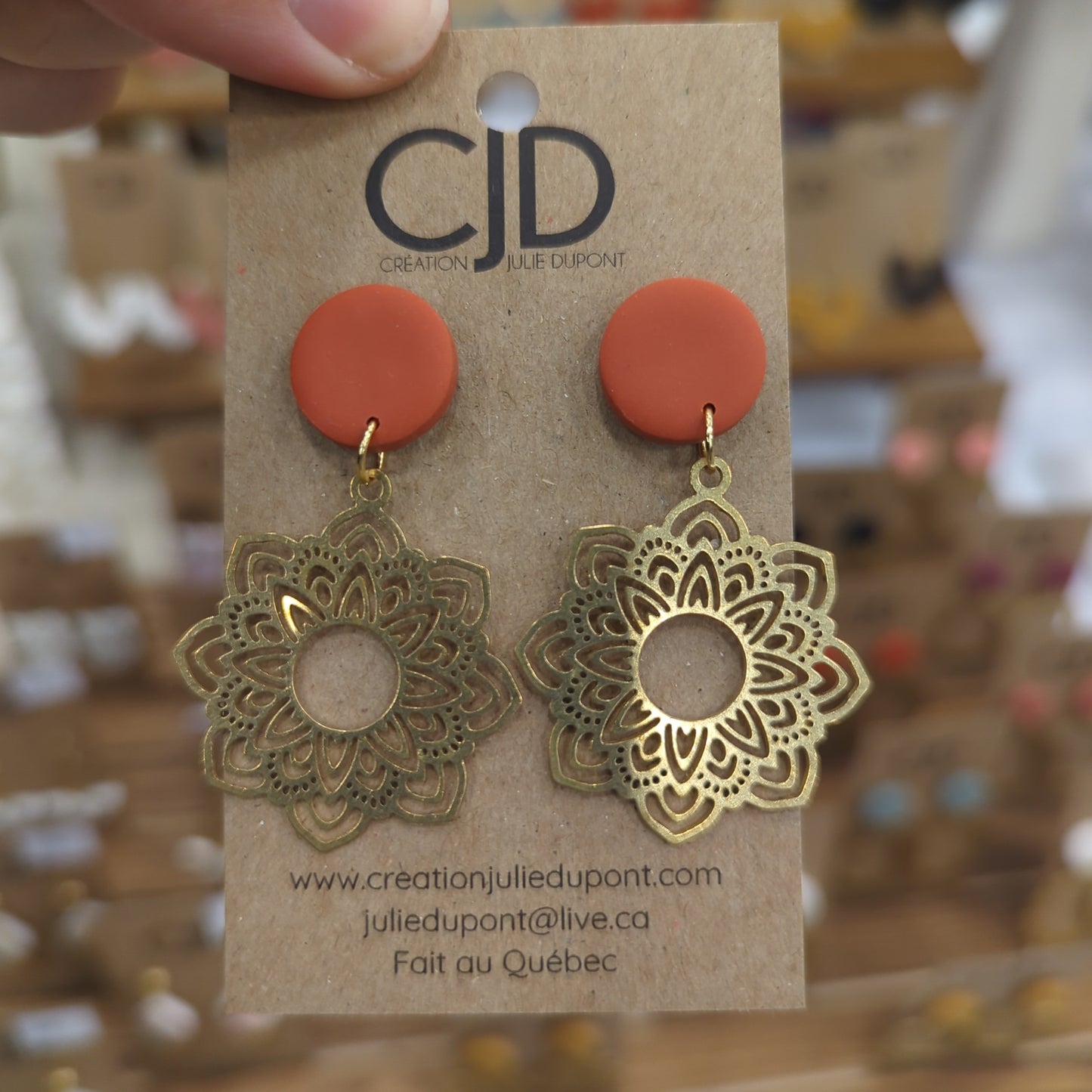 Stud en argile et pendentif mandala en laiton ( BO-1808)
