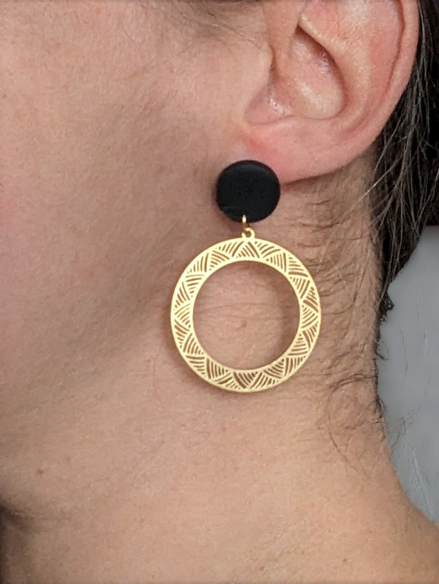 Stud en argile et pendentif en laiton ( BO-1814)