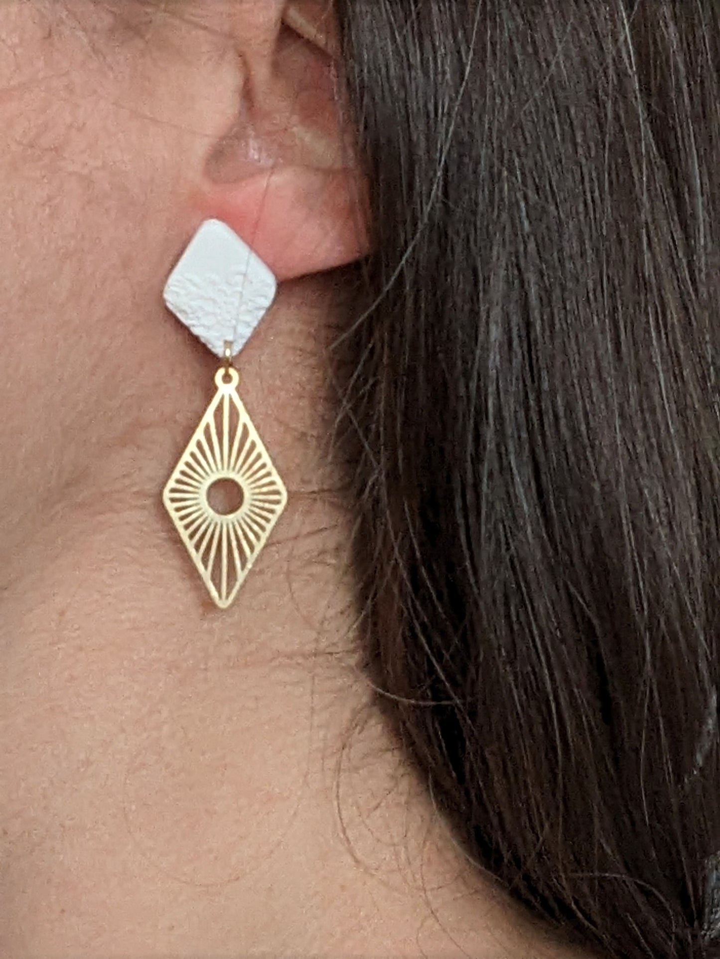 Stud en argile et pendentif lozange en laiton ( BO-1815)