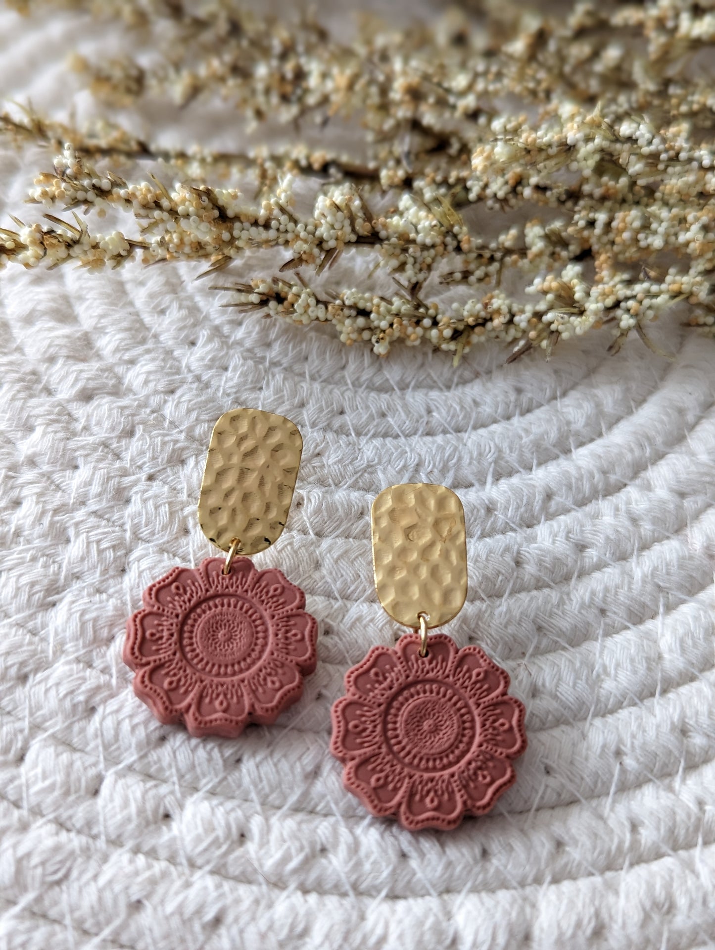 Stud doré et pendentif fleur mandala en argile ( BO-1816)