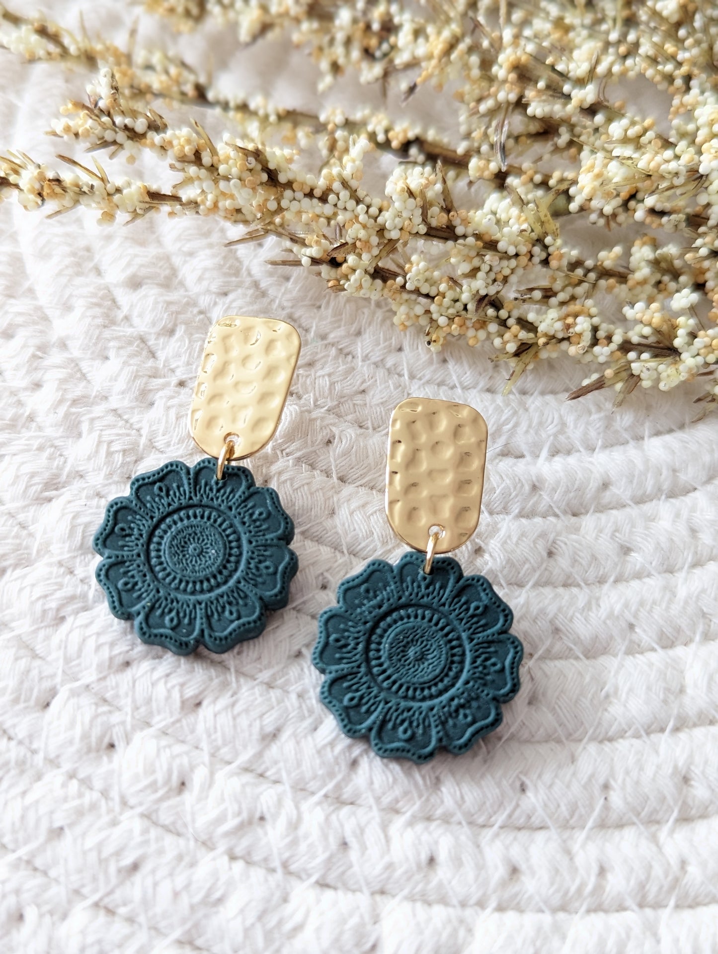 Stud doré et pendentif fleur mandala en argile ( BO-1816)