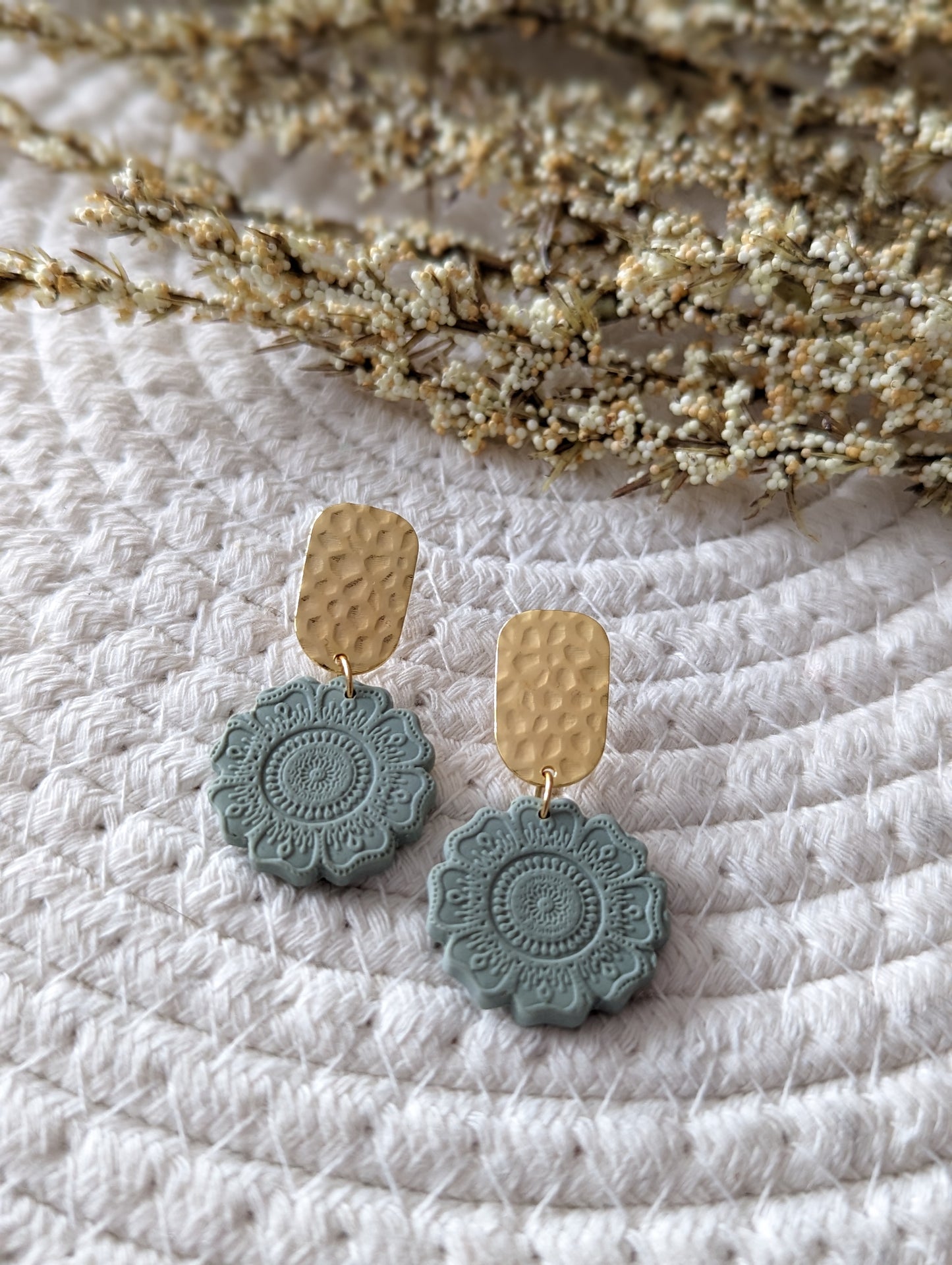 Stud doré et pendentif fleur mandala en argile ( BO-1816)