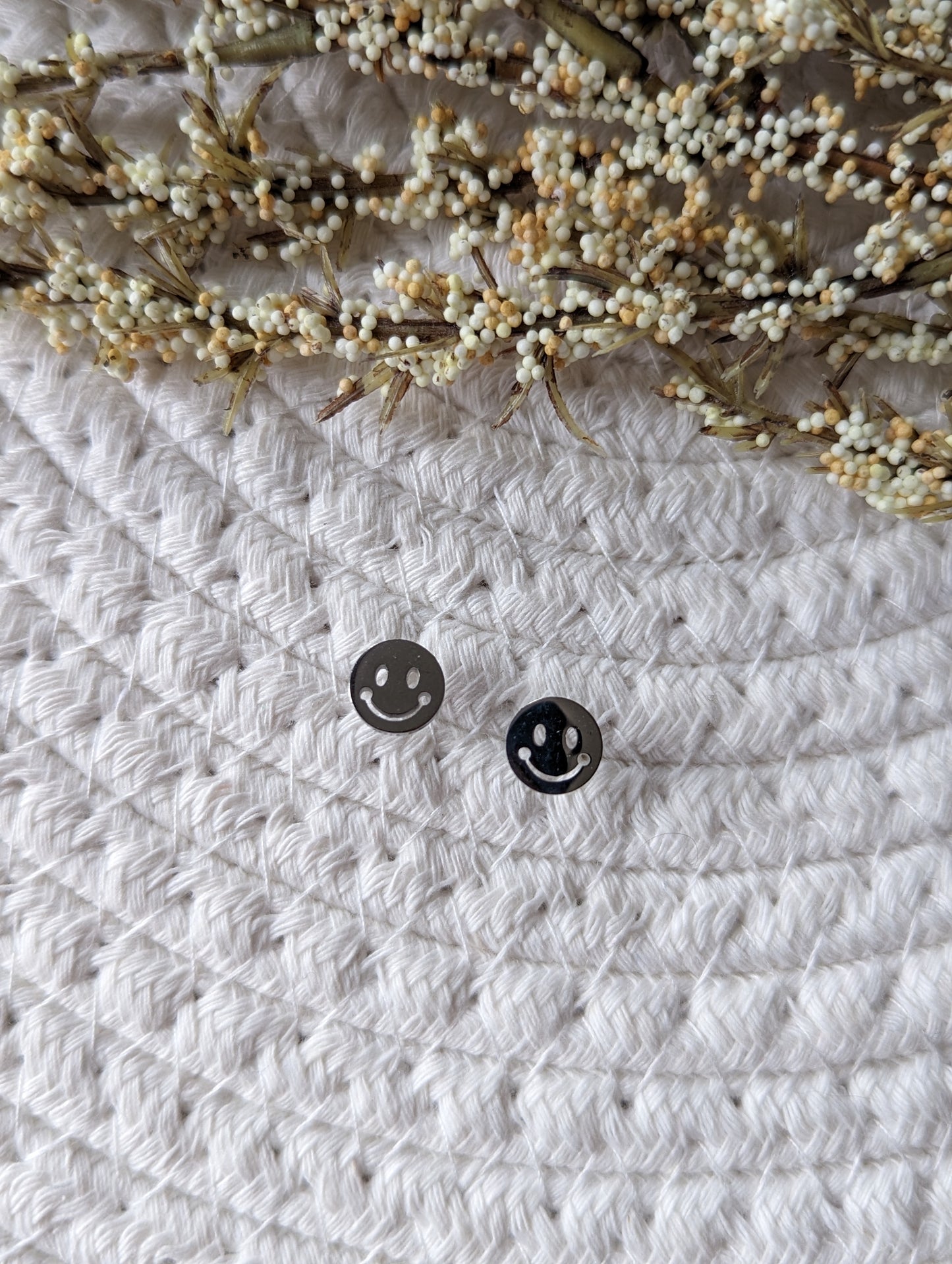 Boucles d'oreilles smiley // happy face stud earrings // stainless steel earrings // minimalist jewelry // (bo-1827)