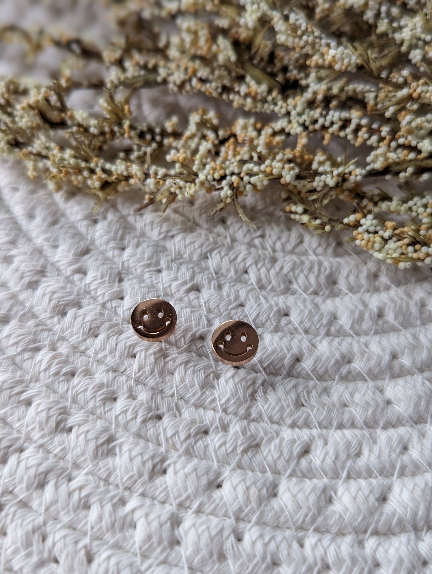 Boucles d'oreilles smiley // happy face stud earrings // stainless steel earrings // minimalist jewelry // (bo-1827)