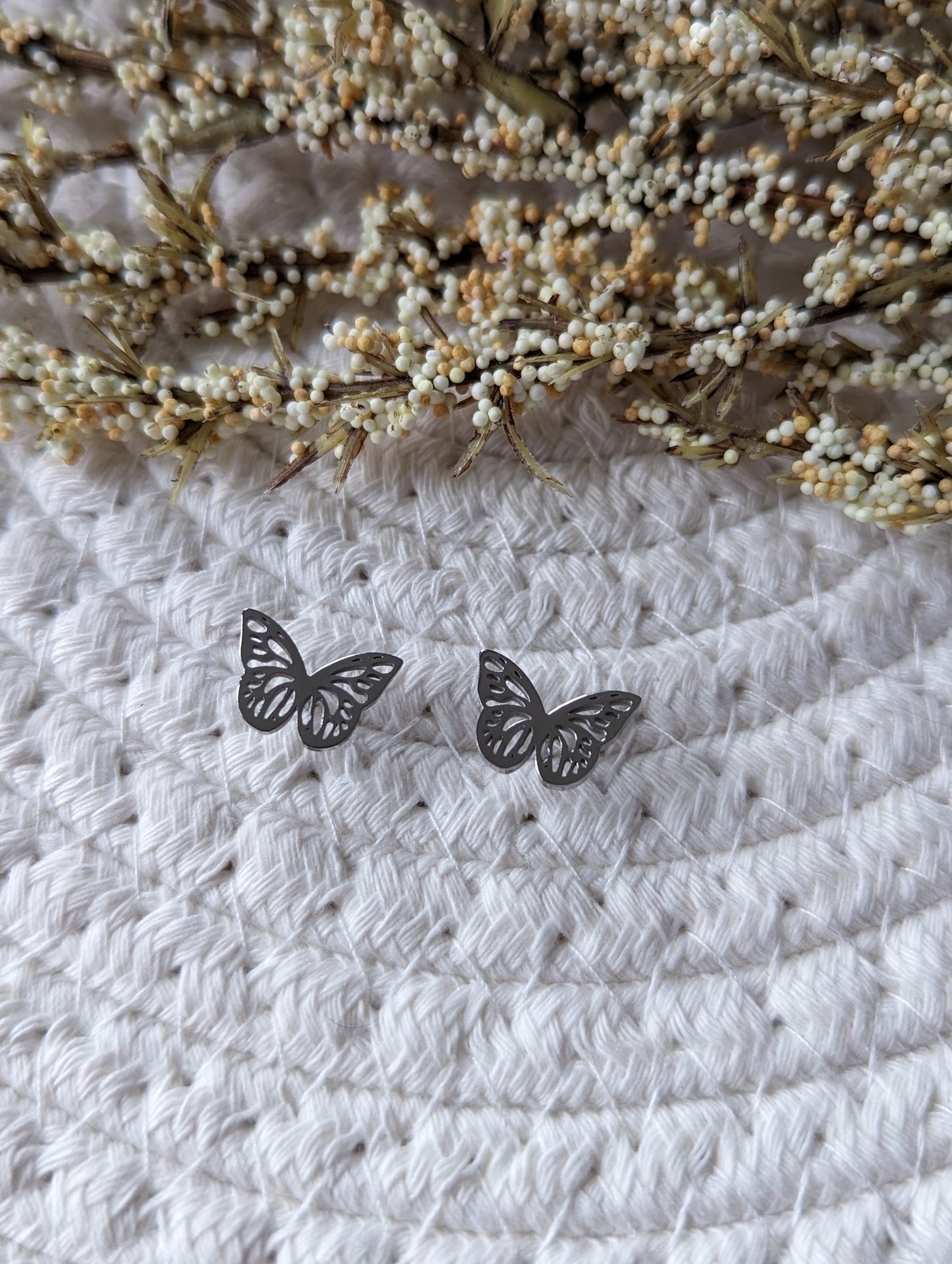 Boucles d'oreilles papillon // butterfly stud earrings // stainless steel earrings // minimalist jewelry // (bo-1828)