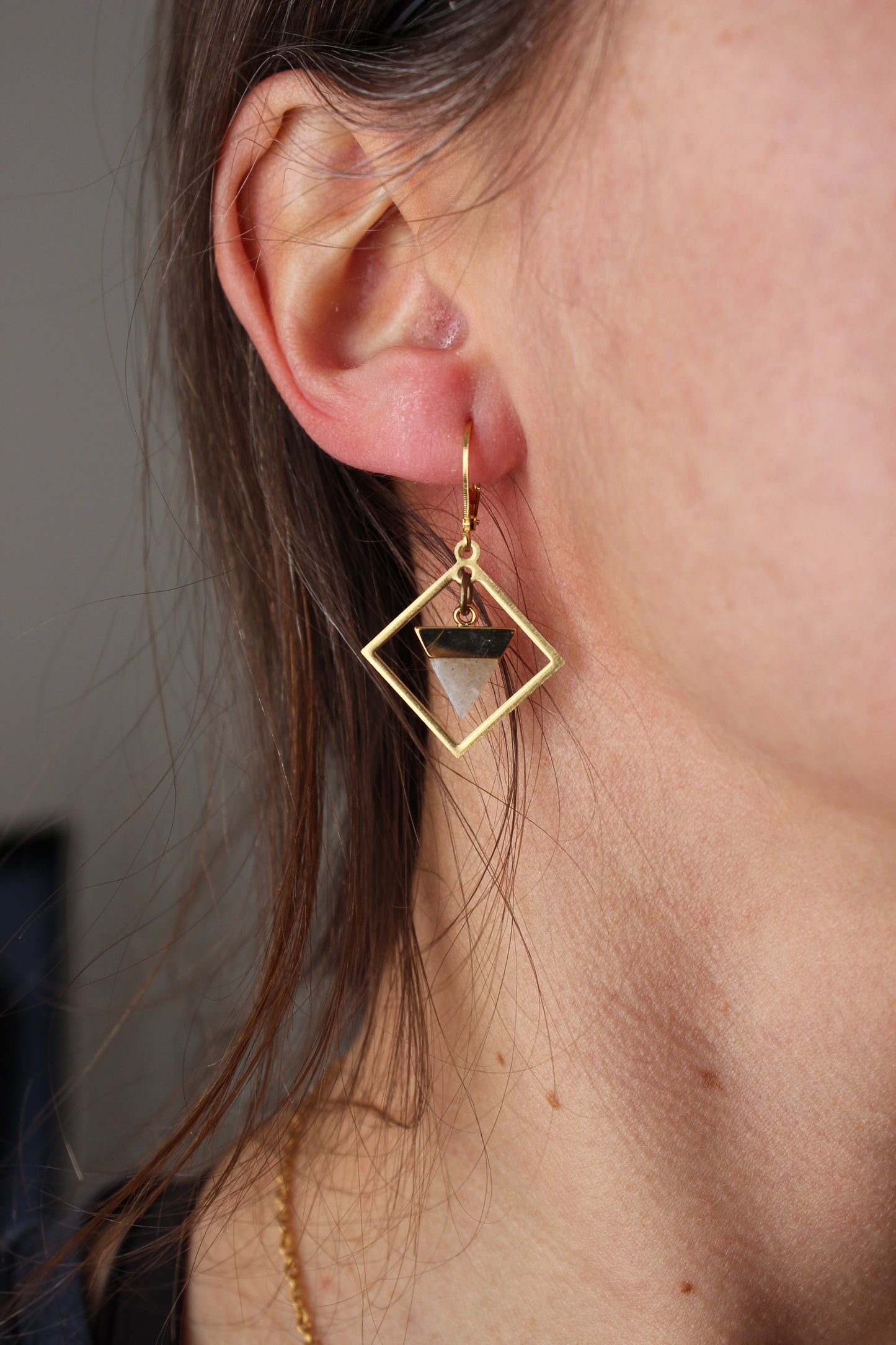 Boucles d'oreilles en laiton // labradorite // howlite // marbre // boucle hypo-allergene // acier inoxydable (BO-1403)
