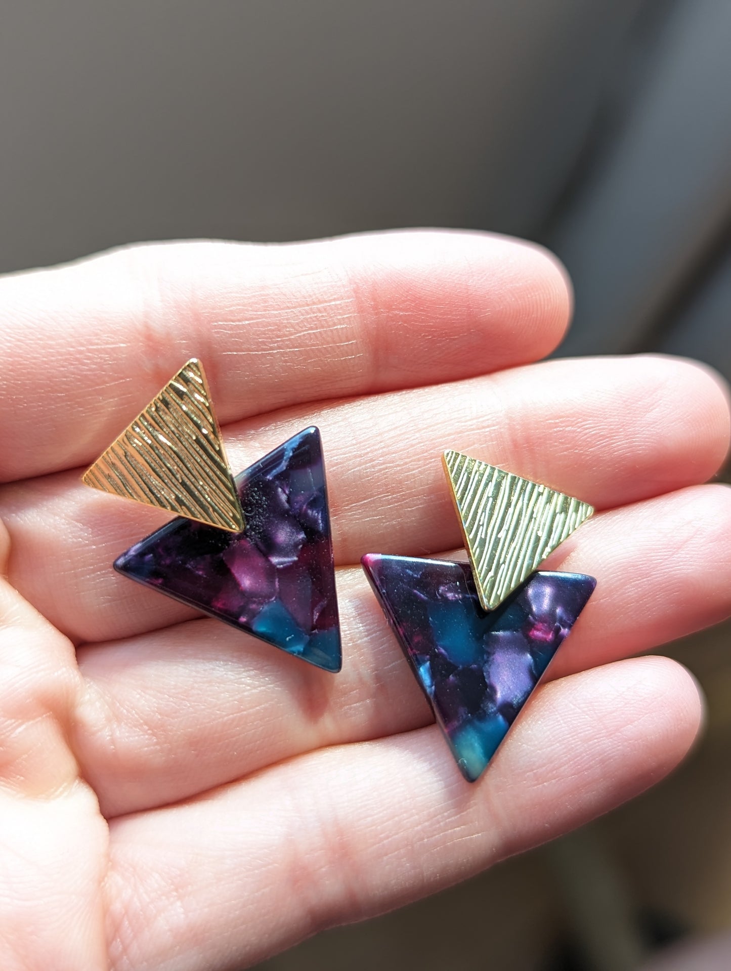 Boucles d'oreilles triangle// acrylique // acetate earrings // geometrique // cadeau pour elle // (bo-1538)