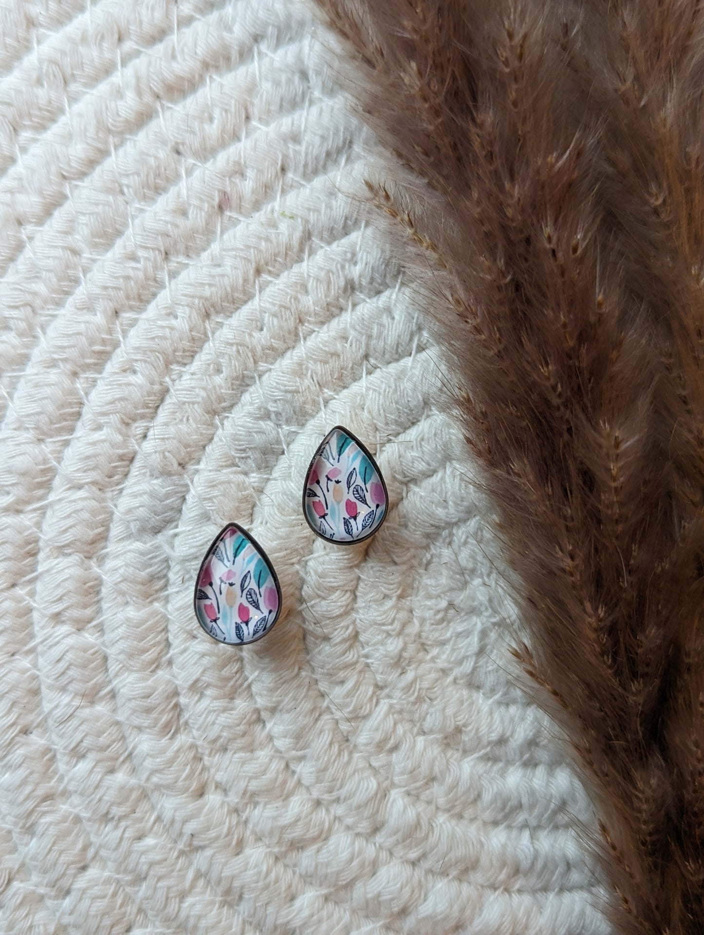 Petites merveilles feuillage rose turquoise // turquoise pink foliage teardrop earrings // Goutte d'eau // fait au quebec (BO-1691-G)