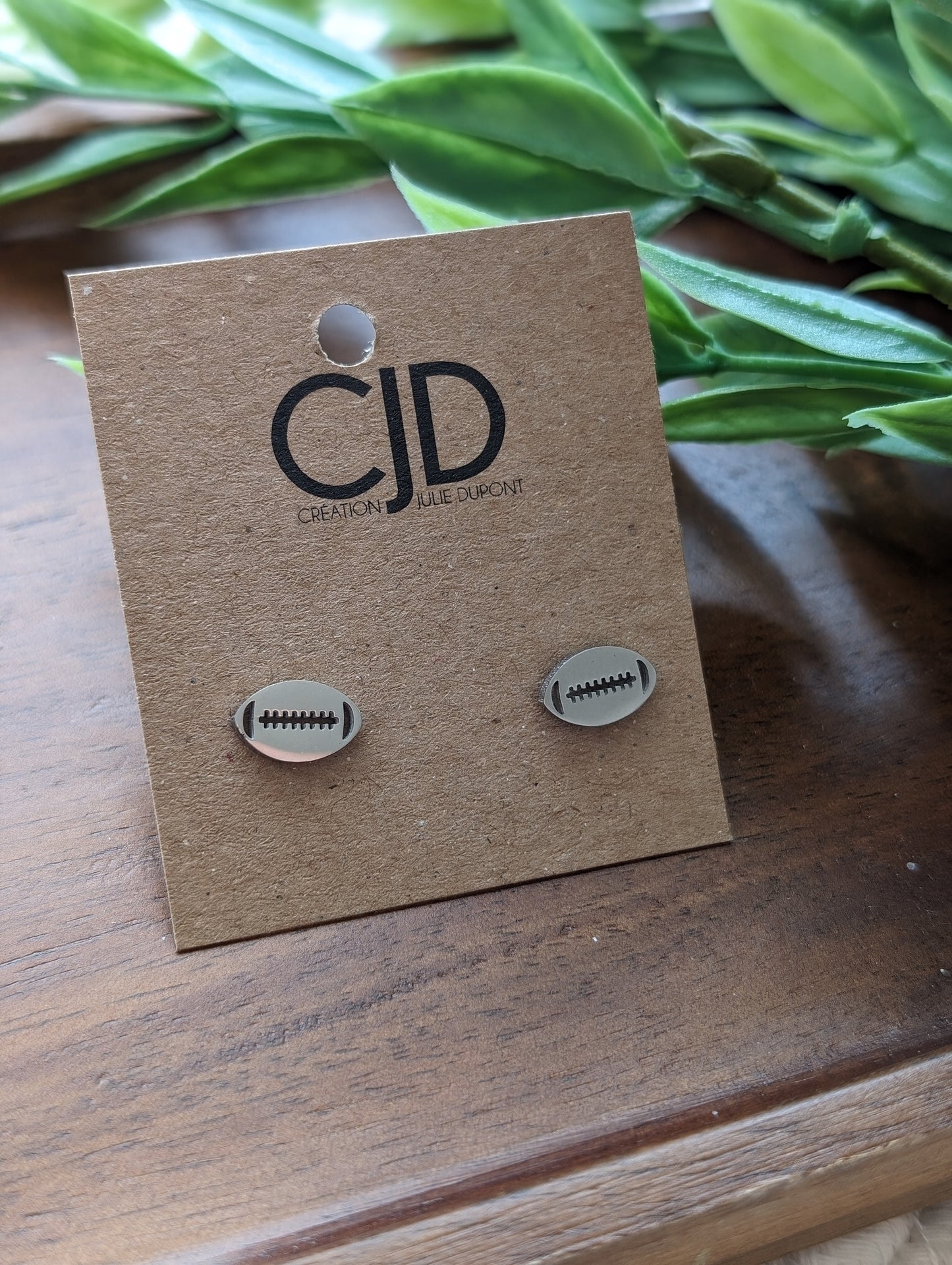 Boucles d'oreilles football // football stud earrings // stainless steel earrings // minimalist jewelry (bo-1863)