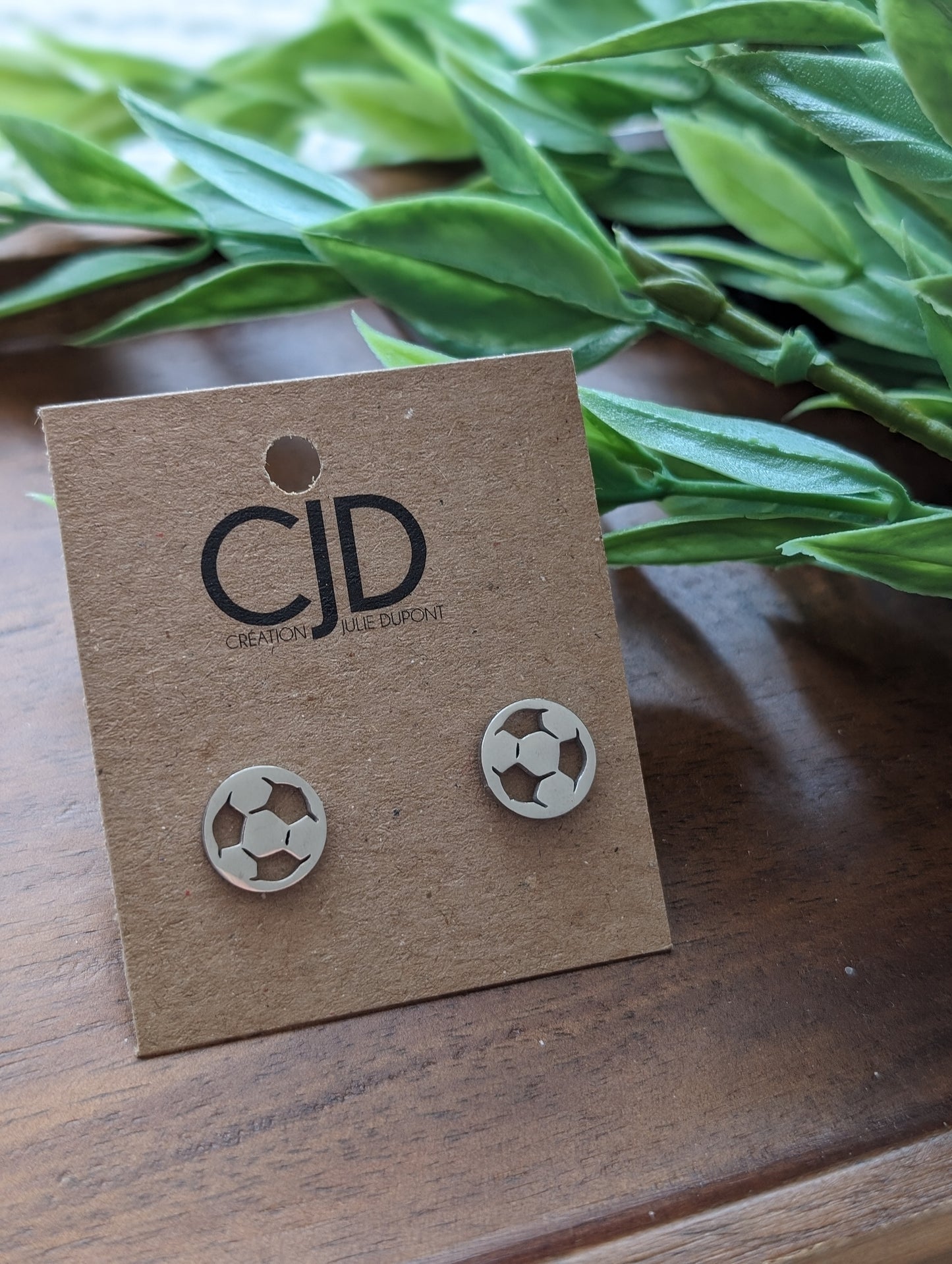 Boucles d'oreilles soccer // soccer stud earrings // stainless steel earrings // minimalist jewelry (bo-18