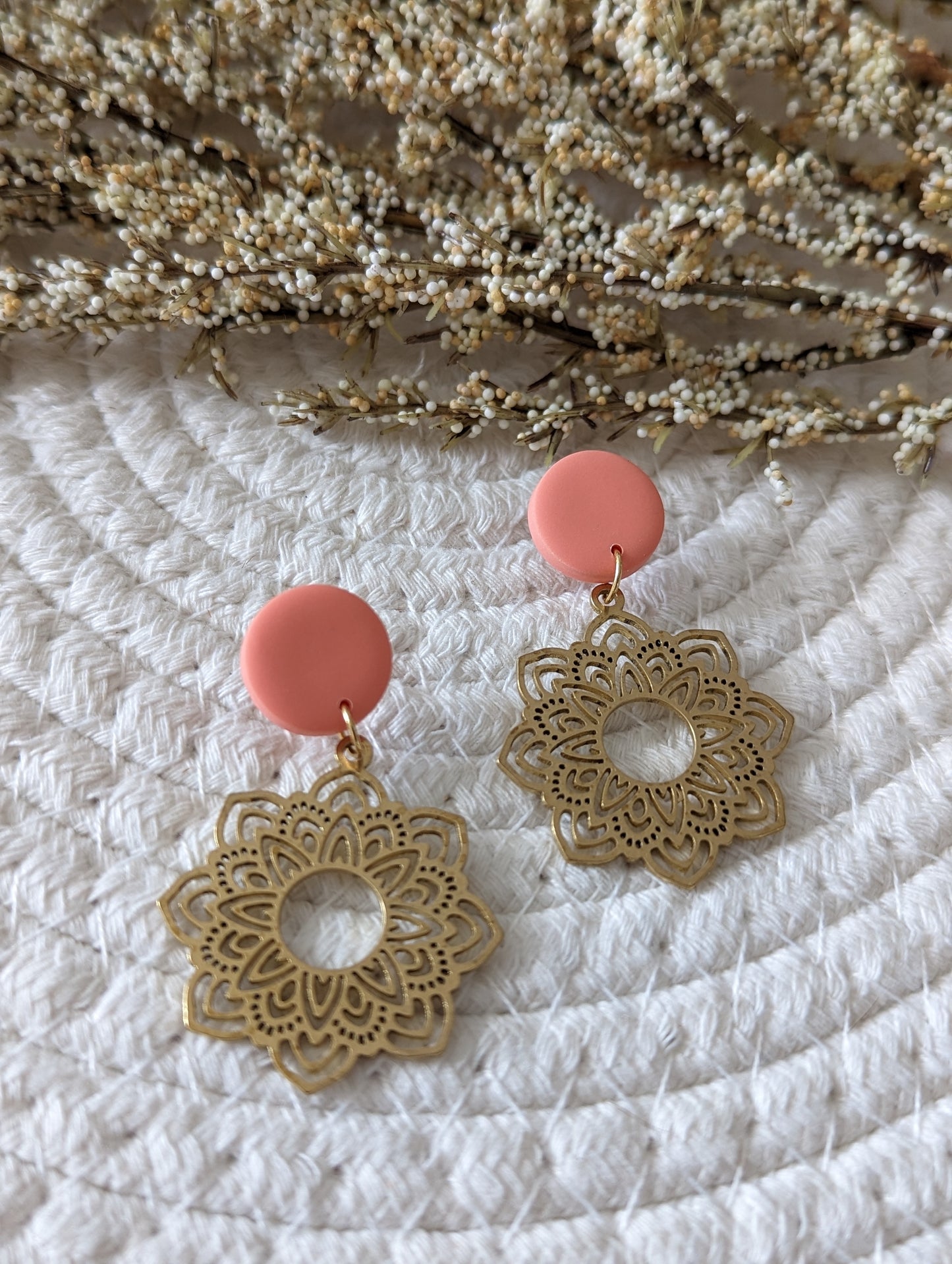 Stud en argile et pendentif mandala en laiton ( BO-1808)
