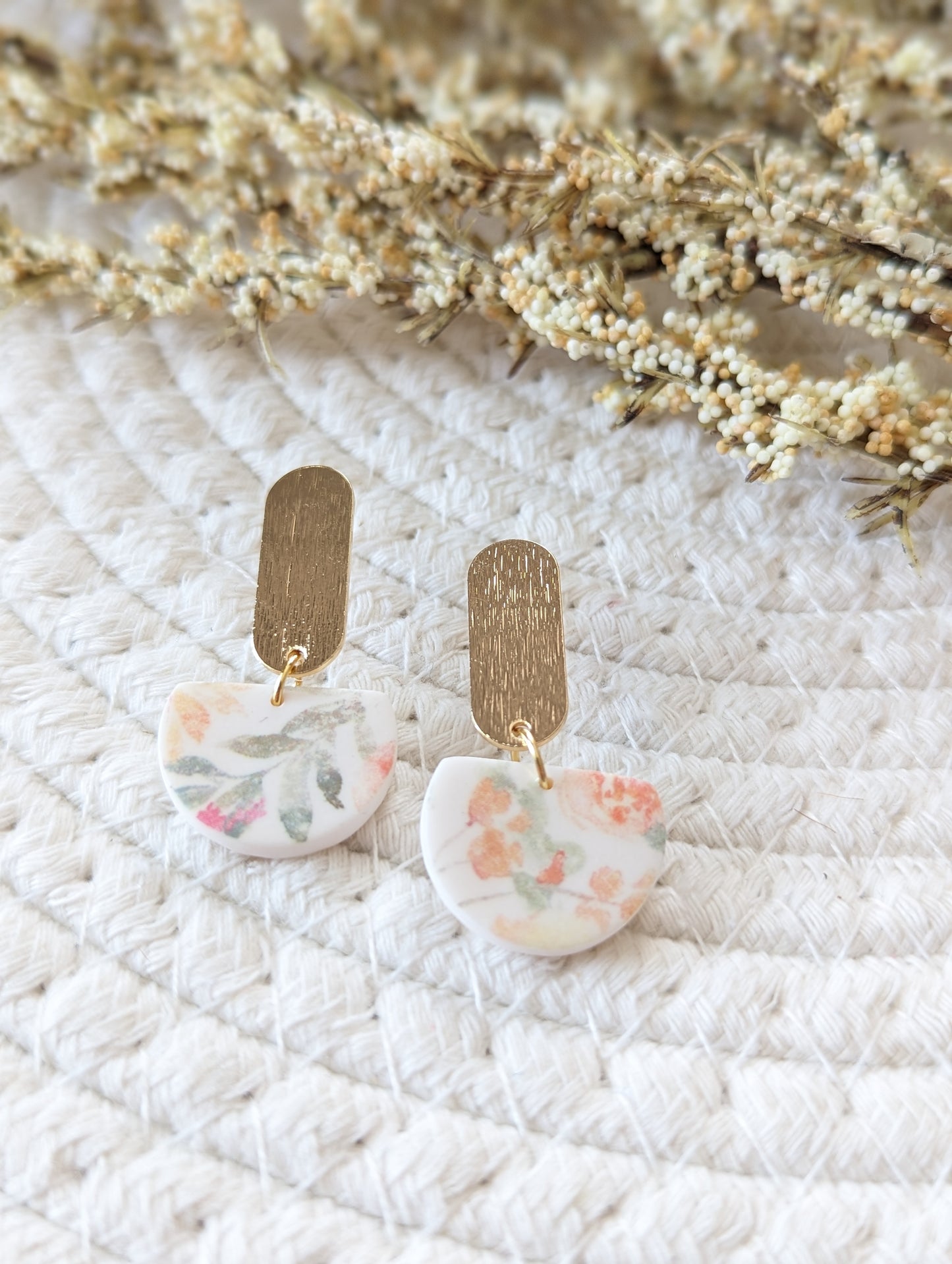 Boucles d'oreilles demi-lune argile et stud doré (BO-1834)