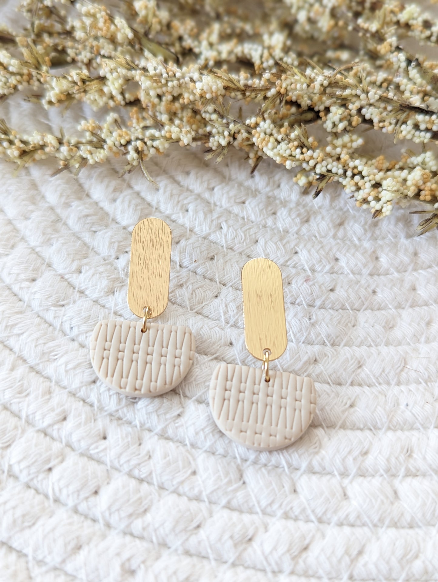 Boucles d'oreilles demi-lune argile et stud doré (BO-1834)