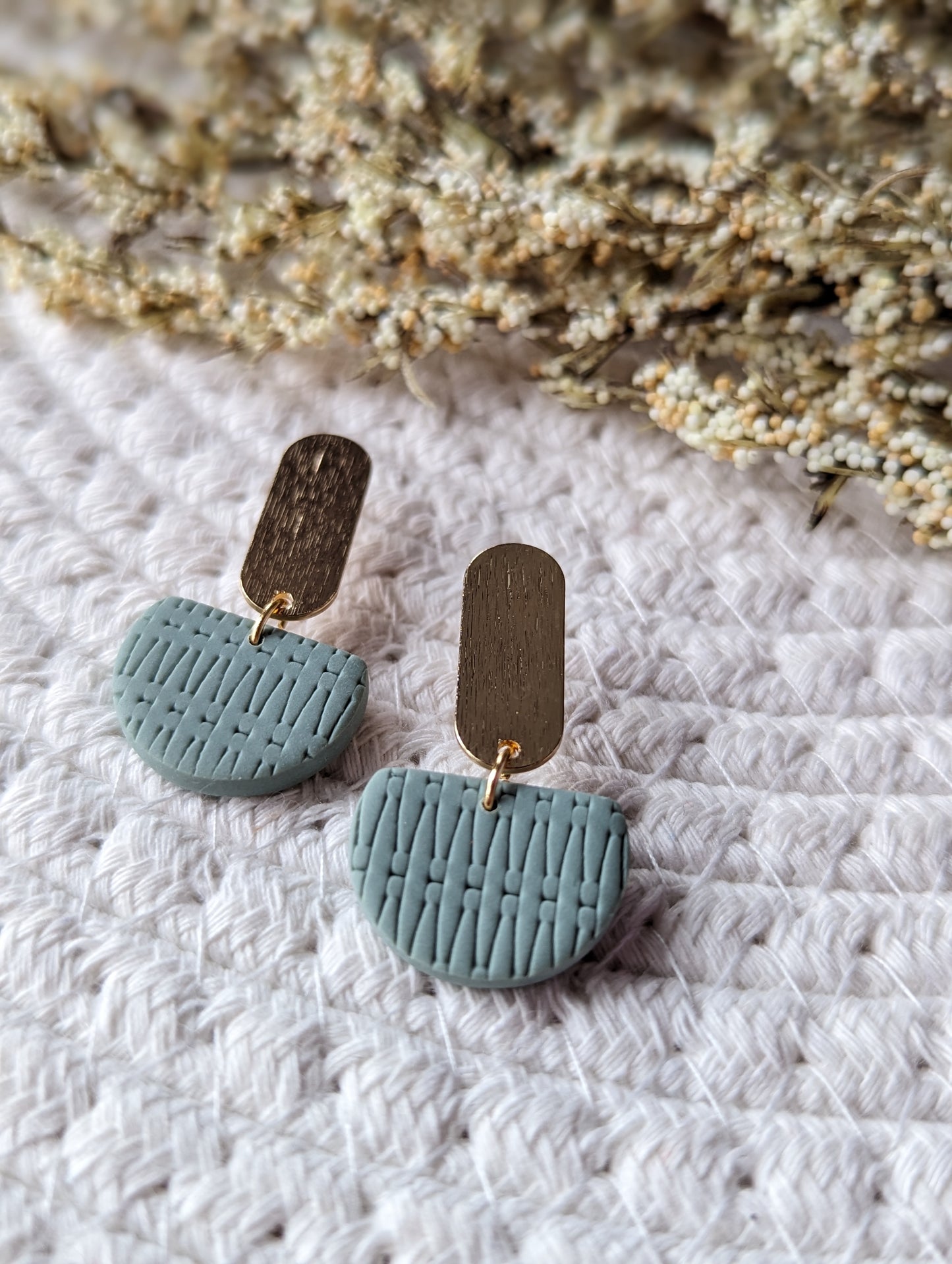 Boucles d'oreilles demi-lune argile et stud doré (BO-1834)