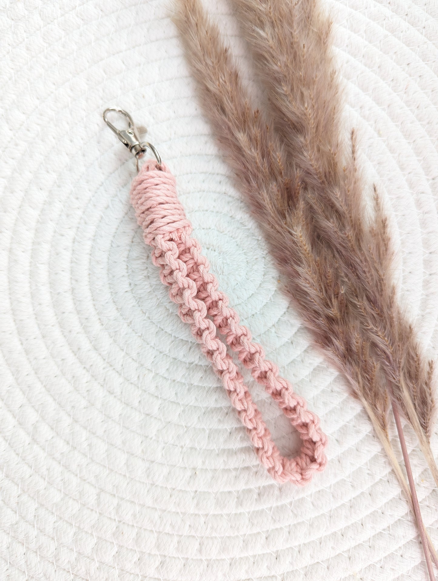 Porte-clé de poignet en macramé | rose | AtelierMB