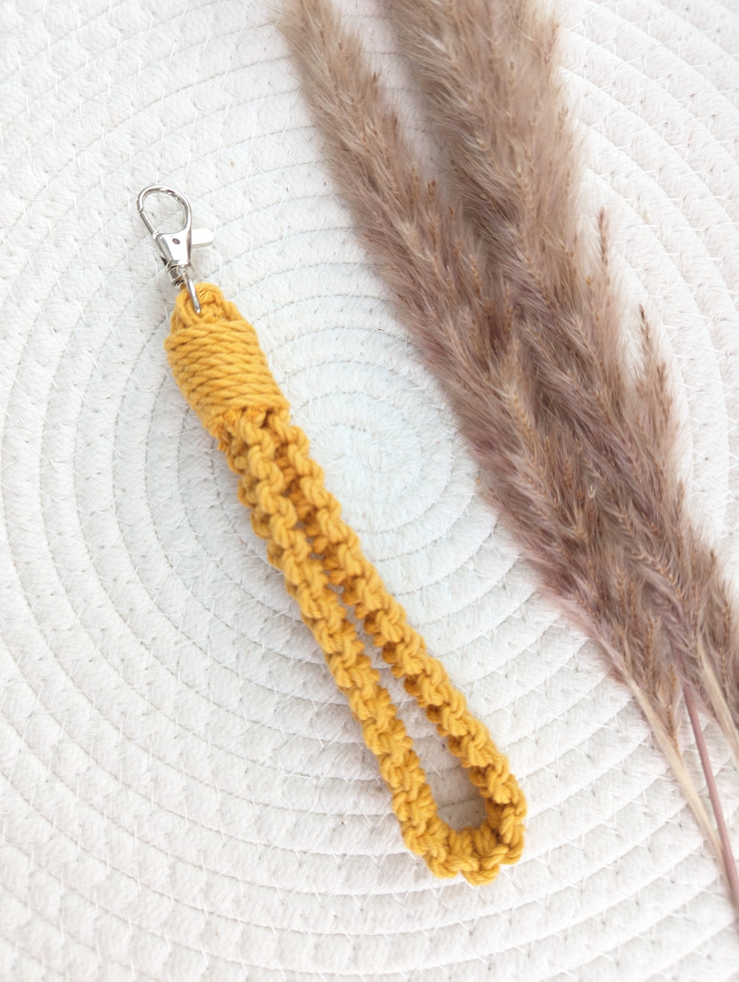 Porte-clé de poignet en macramé | moutarde | AtelierMB