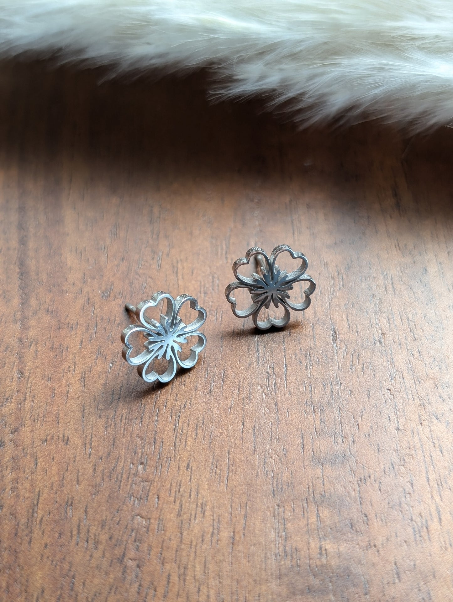 Boucles d'oreilles fleur coeur acier inoxydable // heart flower stud earrings // stainless steel earrings // minimalist jewelry // (bo-1873)