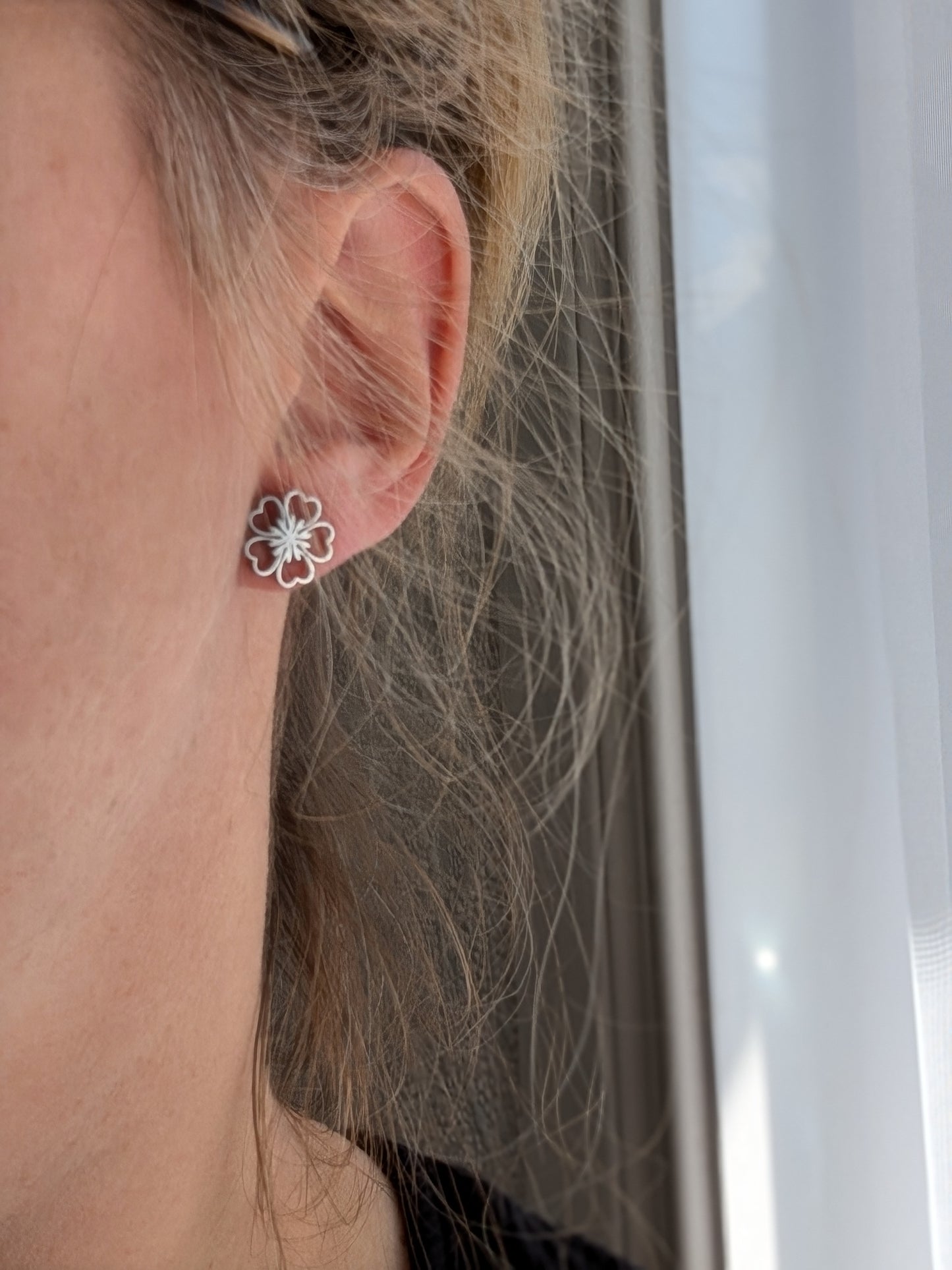 Boucles d'oreilles fleur coeur acier inoxydable // heart flower stud earrings // stainless steel earrings // minimalist jewelry // (bo-1873)