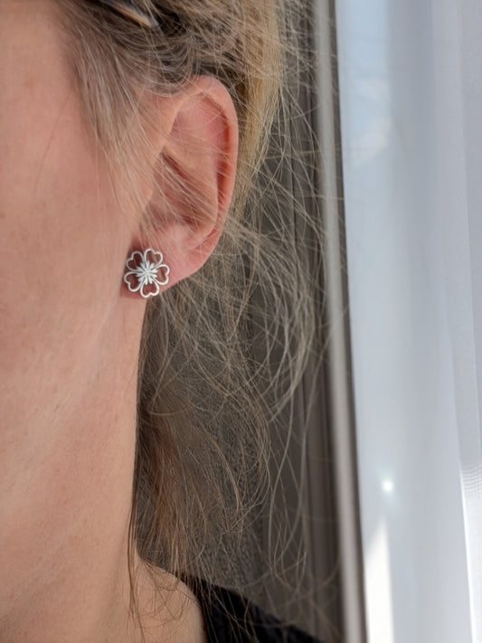 Boucles d'oreilles fleur coeur acier inoxydable // heart flower stud earrings // stainless steel earrings // minimalist jewelry // (bo-1873)