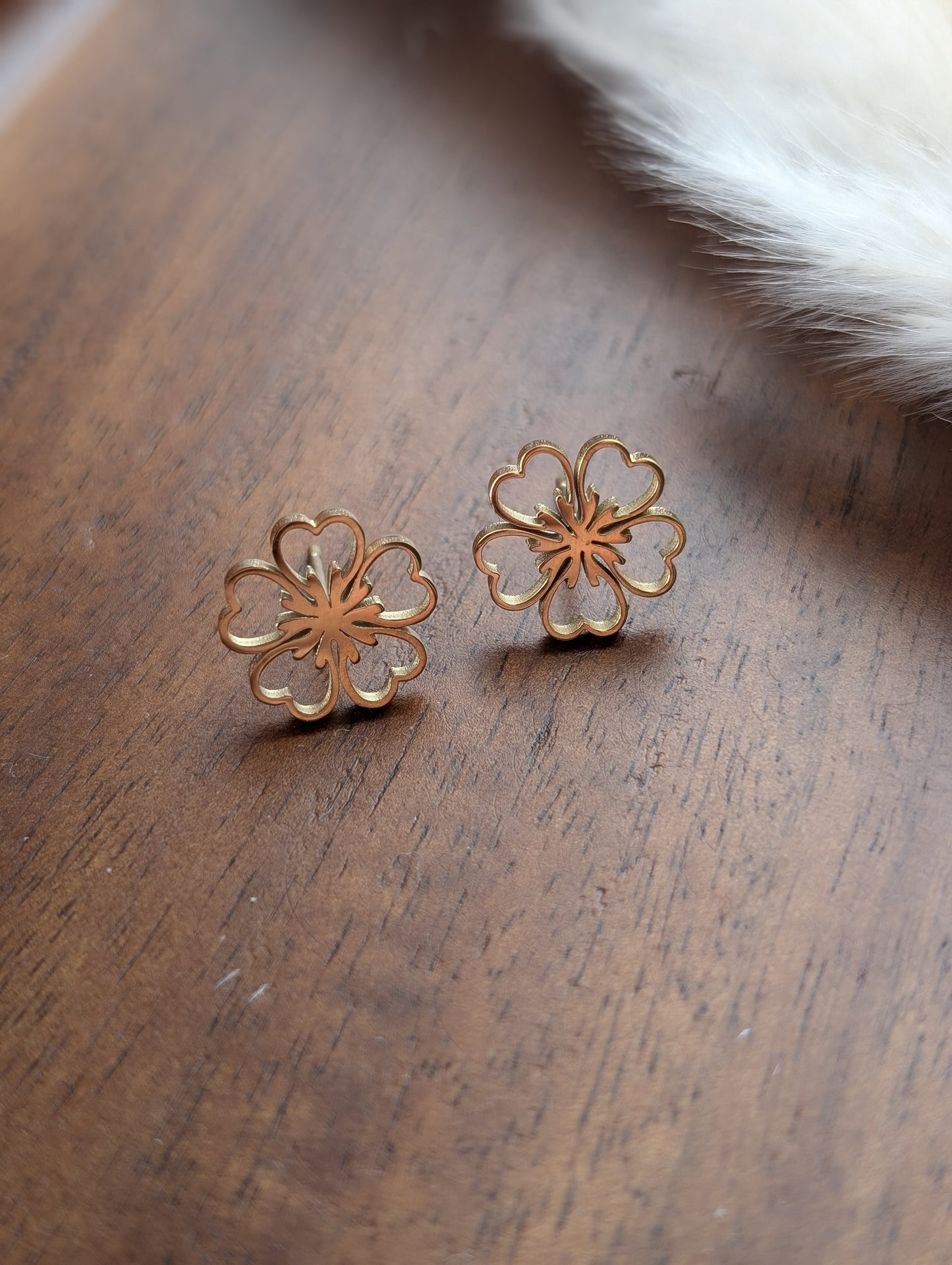 Boucles d'oreilles fleur coeur acier inoxydable // heart flower stud earrings // stainless steel earrings // minimalist jewelry // (bo-1873)
