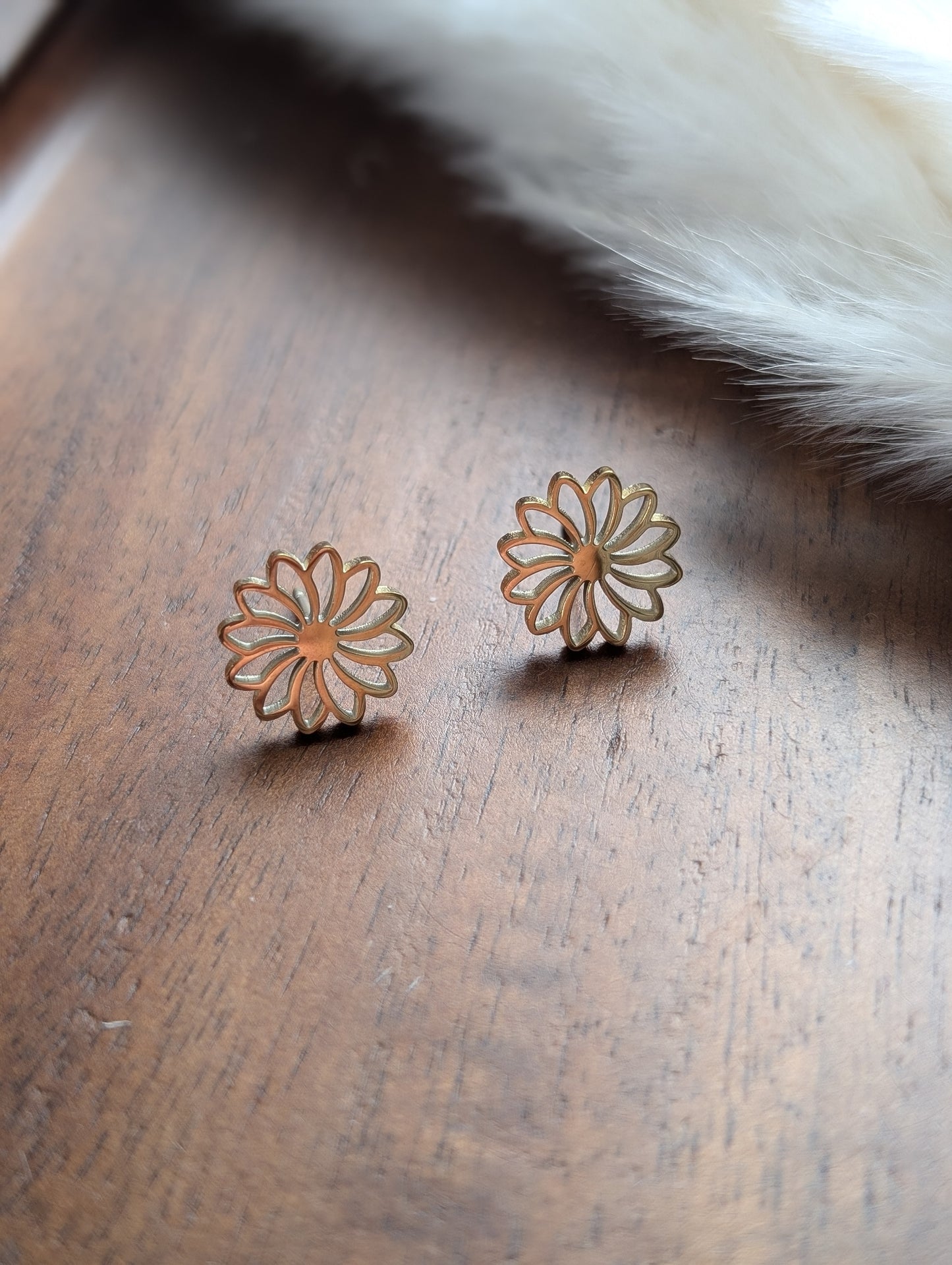Boucles d'oreilles marguerite acier inoxydable // daisy stud earrings // stainless steel earrings // minimalist jewelry // (bo-1871)