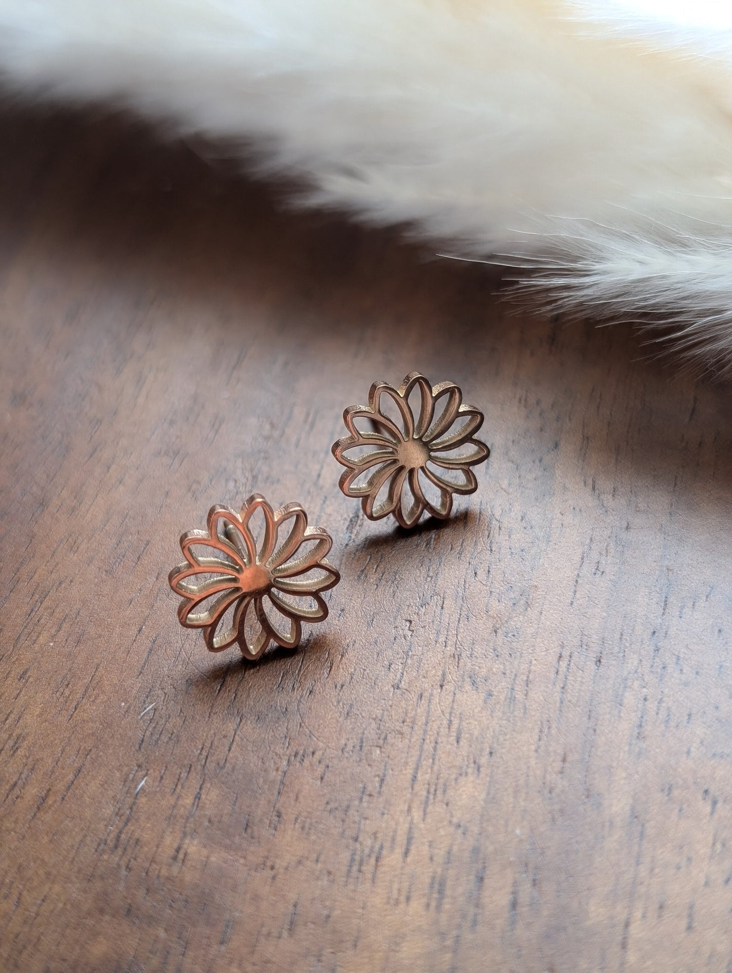 Boucles d'oreilles marguerite acier inoxydable // daisy stud earrings // stainless steel earrings // minimalist jewelry // (bo-1871)