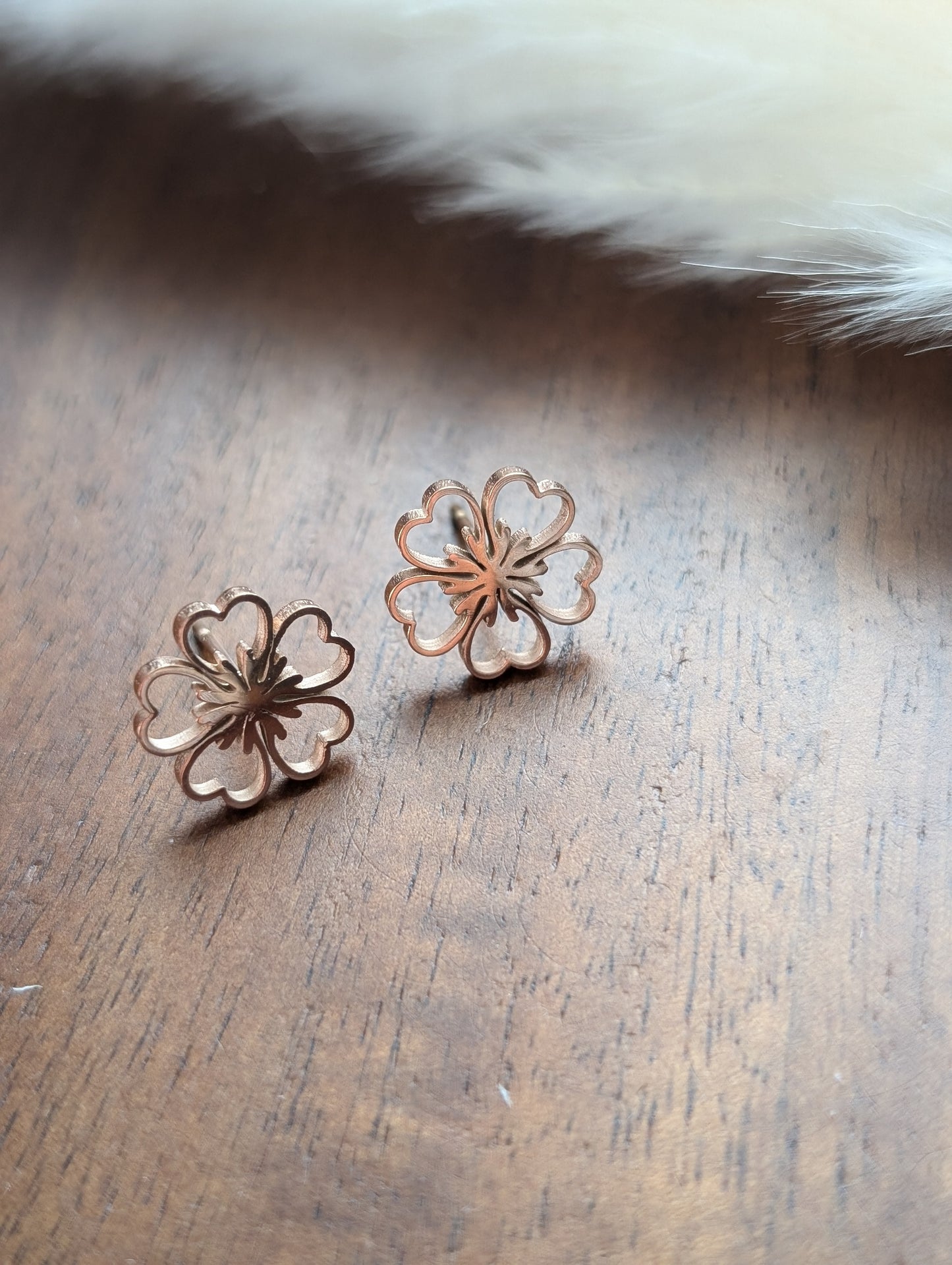 Boucles d'oreilles fleur coeur acier inoxydable // heart flower stud earrings // stainless steel earrings // minimalist jewelry // (bo-1873)