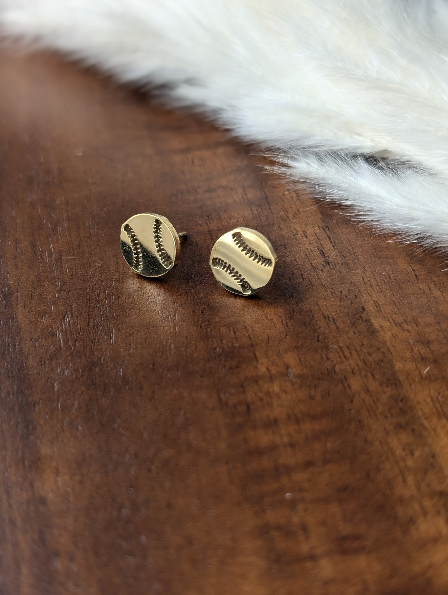Boucles d'oreilles baseball // baseball stud earrings // stainless steel earrings // minimalist jewelry (BO-18)