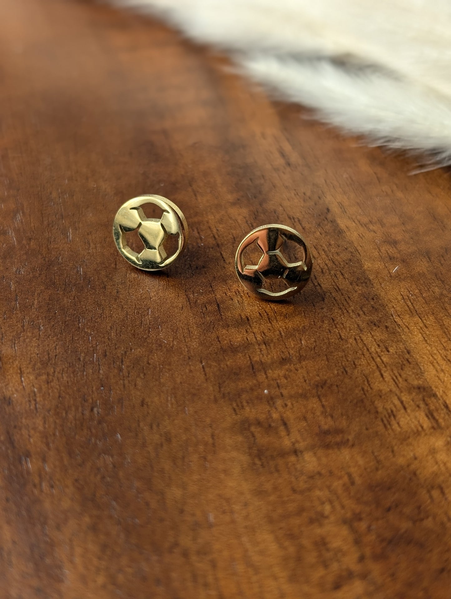 Boucles d'oreilles soccer // soccer stud earrings // stainless steel earrings // minimalist jewelry (bo-18