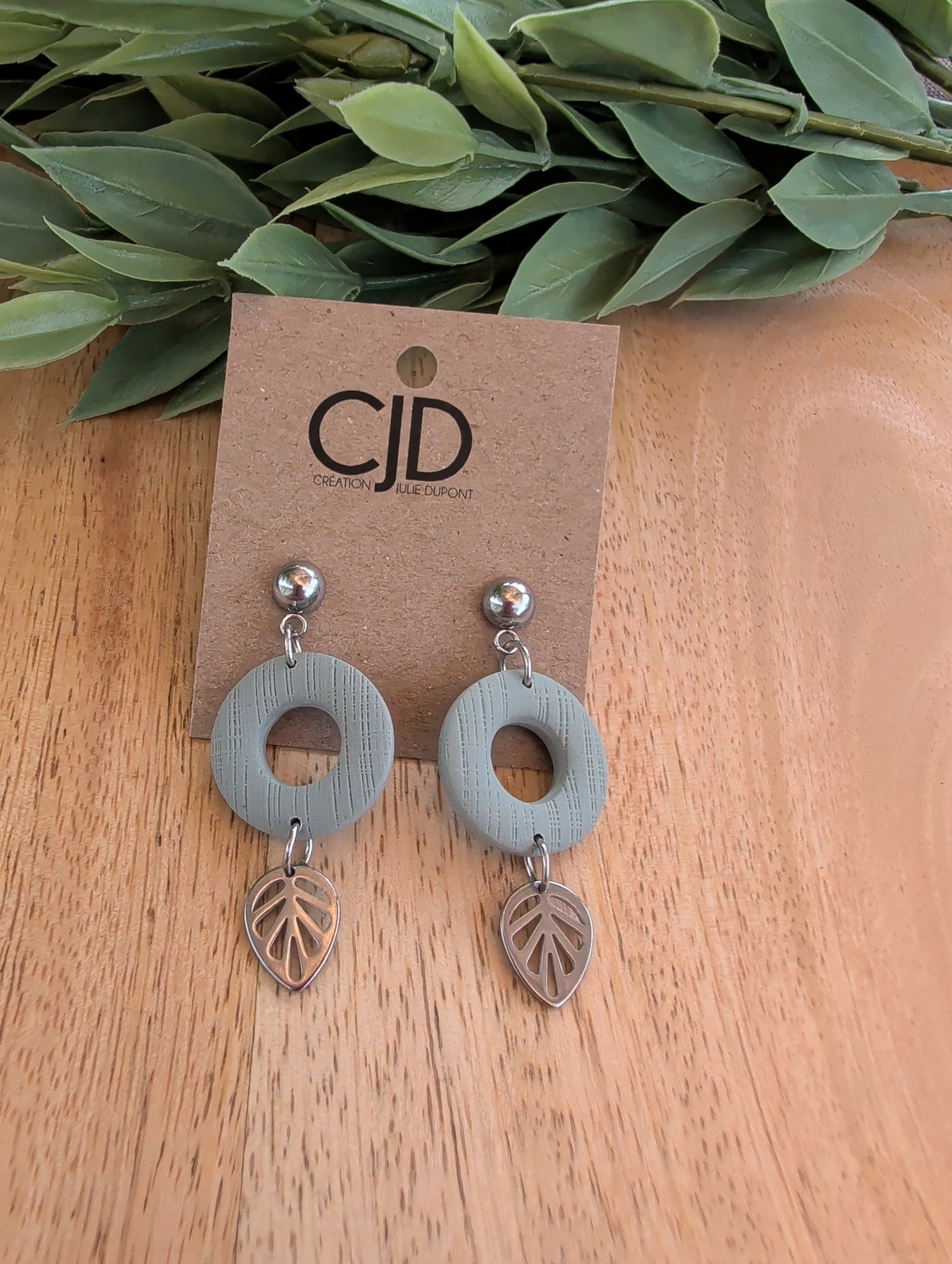 Boucles d'oreilles anneau en argile polymère et breloque feuille (BO-1846)