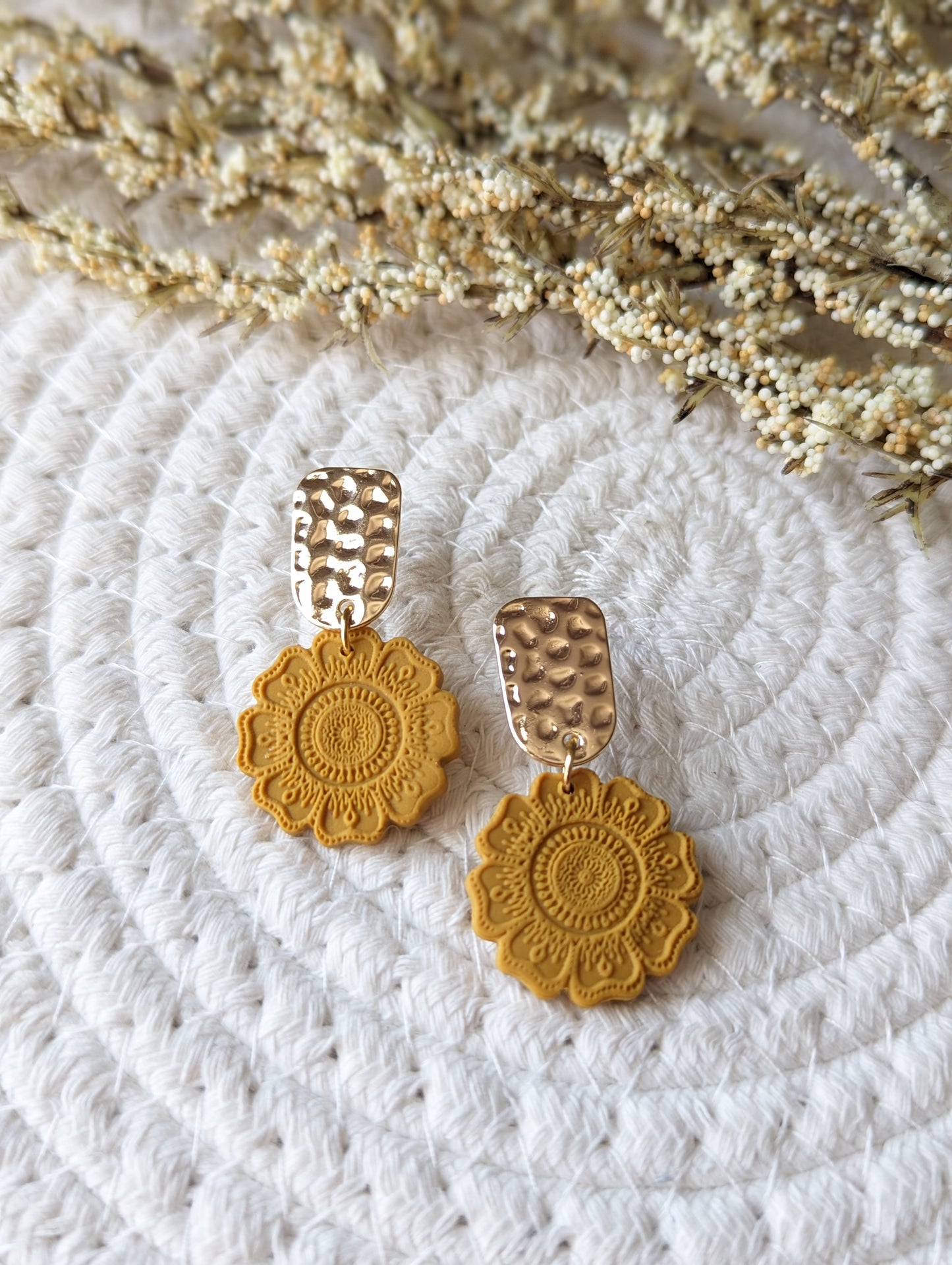 Stud doré et pendentif fleur mandala en argile ( BO-1816)