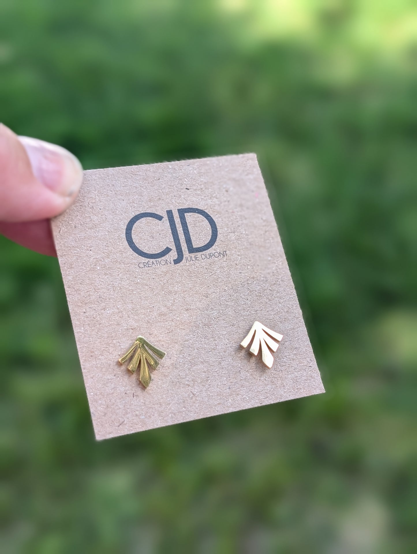 Boucles d'oreilles chevron // chevron stud earrings // stainless steel earrings // minimalist jewelry