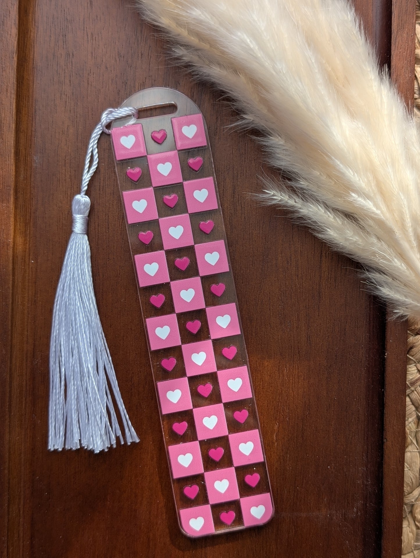 Signet en acrylique damier avec coeur