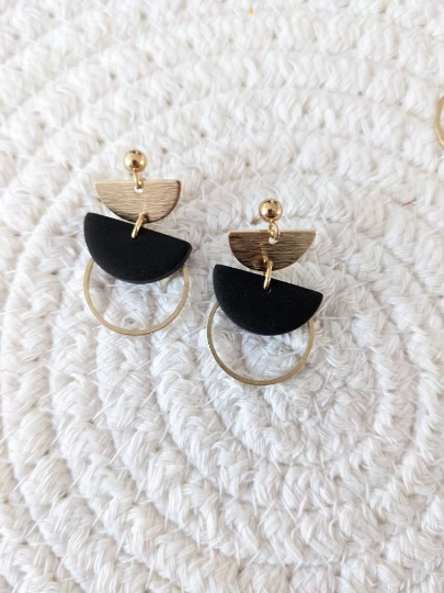 boucles d'oreilles demi-lune argile et laiton // half moon polymer clay earrings ( bo-1680)