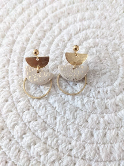 boucles d'oreilles demi-lune argile et laiton // half moon polymer clay earrings ( bo-1680)