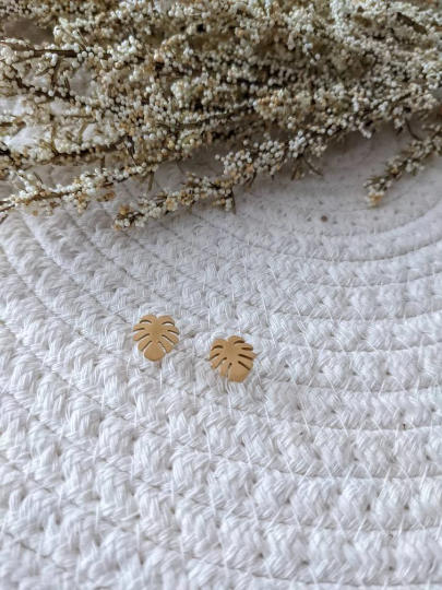 Boucles d'oreilles feuille monstera // monstera leaf stud earrings // stainless steel earrings // minimalist jewelry // (bo-1704)