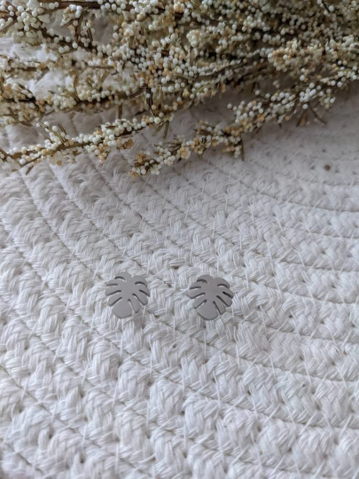 Boucles d'oreilles feuille monstera // monstera leaf stud earrings // stainless steel earrings // minimalist jewelry // (bo-1704)