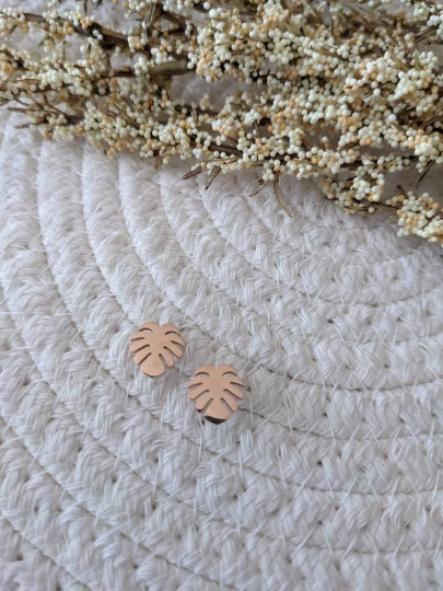 Boucles d'oreilles feuille monstera // monstera leaf stud earrings // stainless steel earrings // minimalist jewelry // (bo-1704)