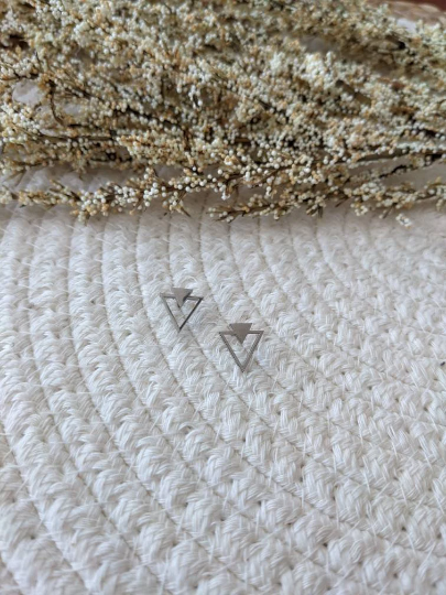 Boucles d'oreilles double triangle // geometric triangle stud earrings // stainless steel earrings // minimalist jewelry // (bo-1713)