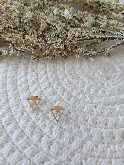 Boucles d'oreilles double triangle // geometric triangle stud earrings // stainless steel earrings // minimalist jewelry // (bo-1713)