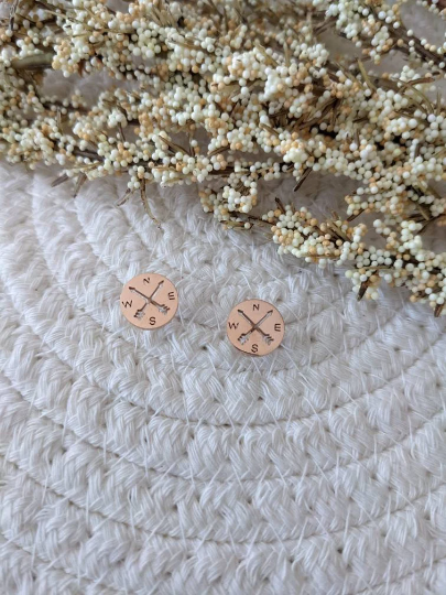 Boucles d'oreilles points cardinaux // cardinal point stud earrings // stainless steel earrings // minimalist jewelry // (bo-1714)