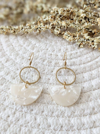 Boucles d'oreilles anneau laiton et demi lune en acétate (BO-1737)
