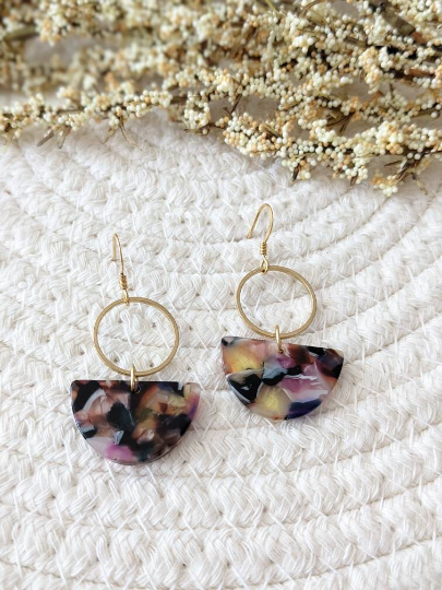 Boucles d'oreilles anneau laiton et demi lune en acétate (BO-1737)