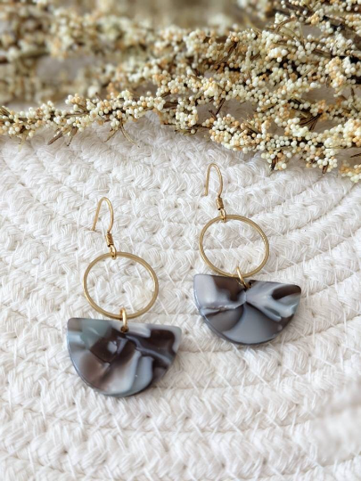 Boucles d'oreilles anneau laiton et demi lune en acétate (BO-1737)