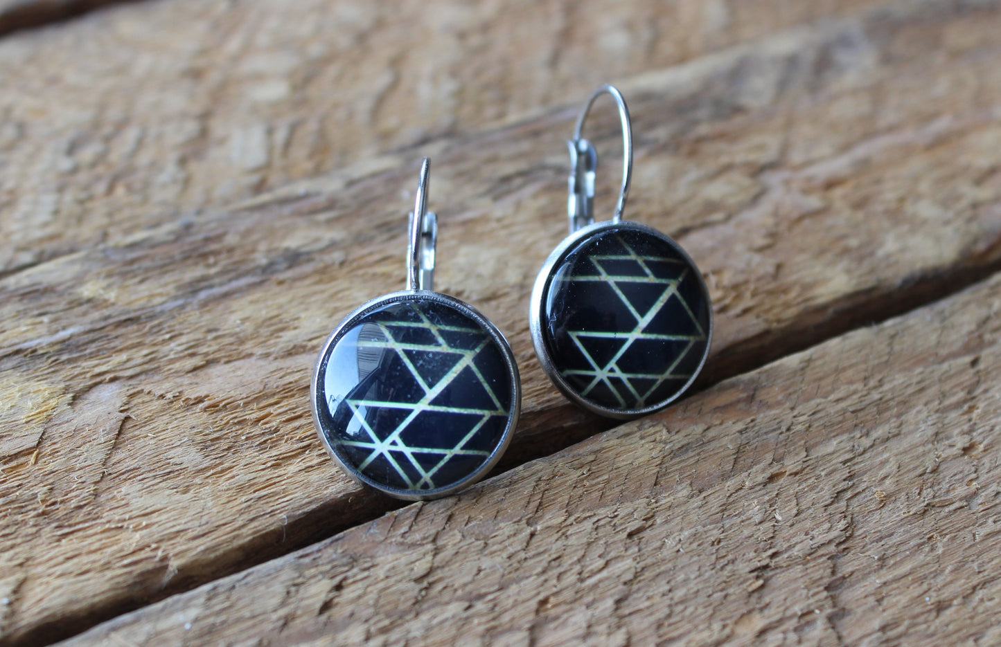 Petites merveilles geometrique // triangle gold black // geometric stud earrings // cute glass cabochon (BO-1531)