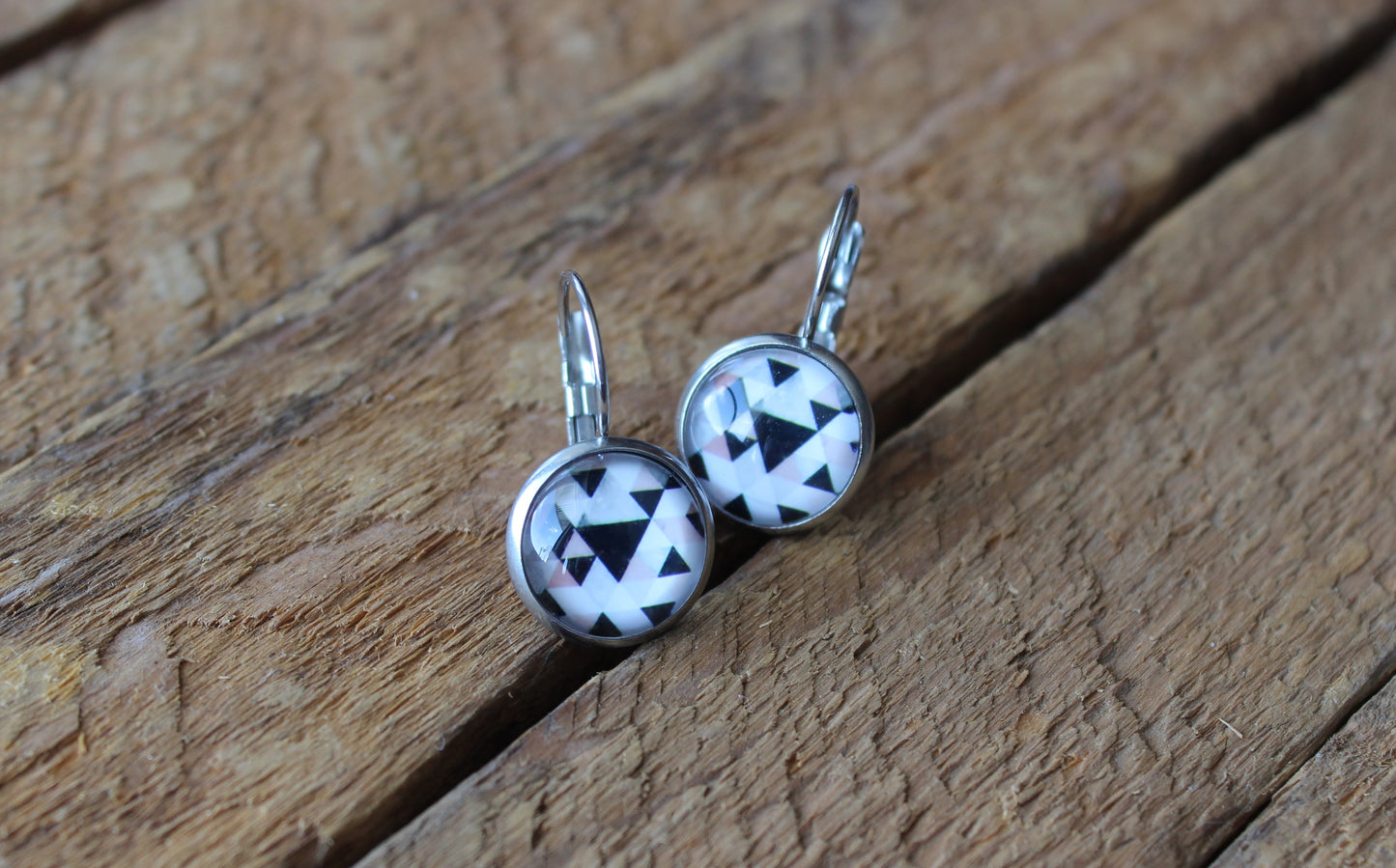Petites merveilles geometrique // triangle black // geometric stud earrings // cute glass cabochon (BO-1532)
