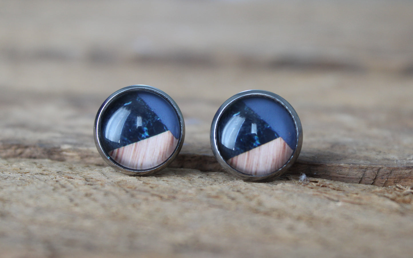Petites merveilles geometrique bois noir // wood black stud earrings // cute glass cabochon (BO-1533)