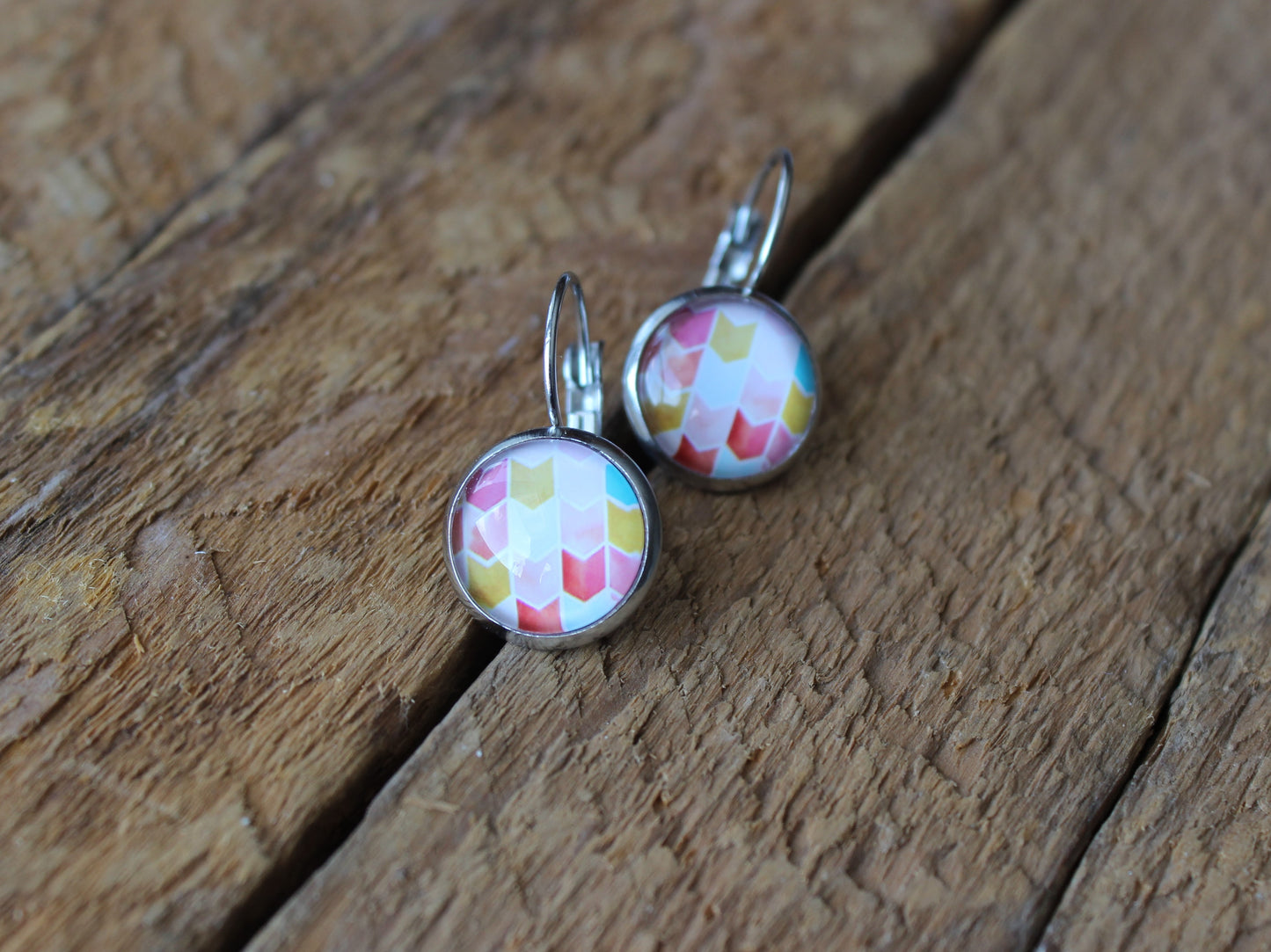 Petites merveilles geometrique coloré // colored chevron stud earrings // arrow pattern earrings // cute glass cabochon (BO-1534)