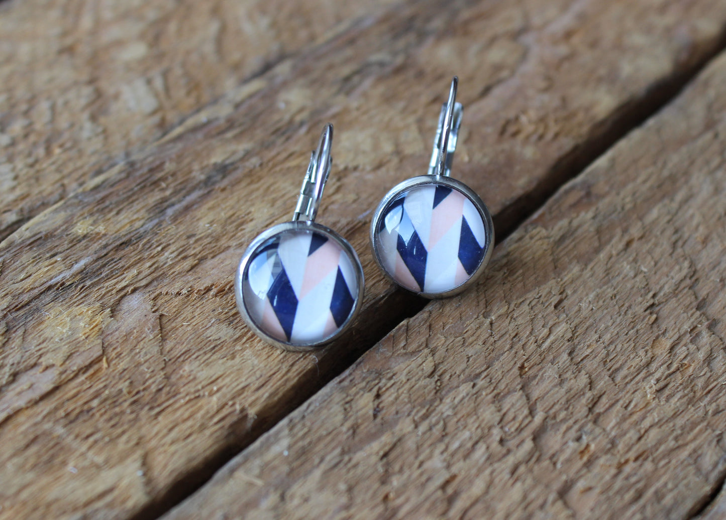 Petites merveilles motif geometrique // marine peche stud earrings // cute glass cabochon (BO-1535)